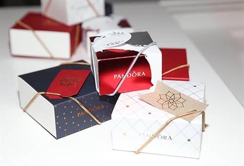 The Pandora Gift Bar aimed to make Christmas shopping easy for consumers and included various features such as 'personalised' wrapping