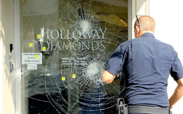 Security undoubtedly prevented a daylight robbery from taking place at a Holloway Diamonds store in Melbourne. Image courtesy: <em>Herald Sun</em>