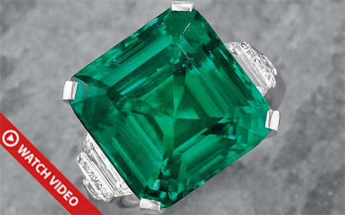 An emerald ring that once belonged to America's richest family has sold for a record price