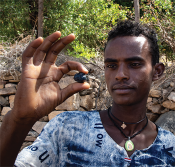 There were many brokers in the mining areas buying stones. Image courtesy Andrew Lucas/ GIA