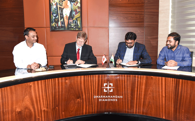 From left, Vipul Sutariya, Mike Botha, Hitesh Patel, and Shailesh Patel signed the Dharmanandan Diamonds agreement in Surat, India to patent the Sirius Star cuts