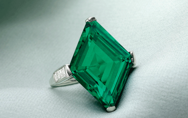 A 10.68-carat lozenge-shaped Colombian emerald shouldered by baguette diamonds which managed to sell for US$1.2 million (AU$1.7 m).