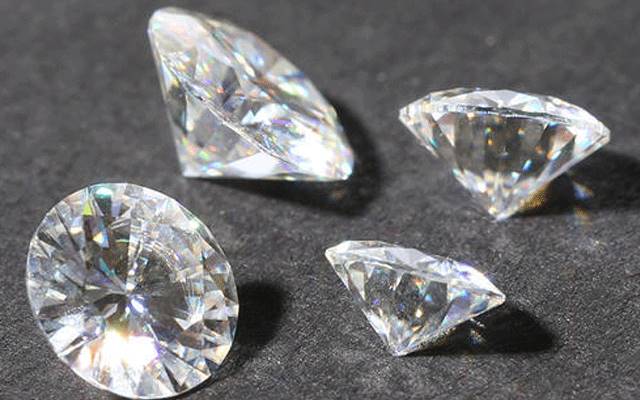 The Looks Like digital tool is designed to help retailers determine how large a diamond appears relative to its carat weight.