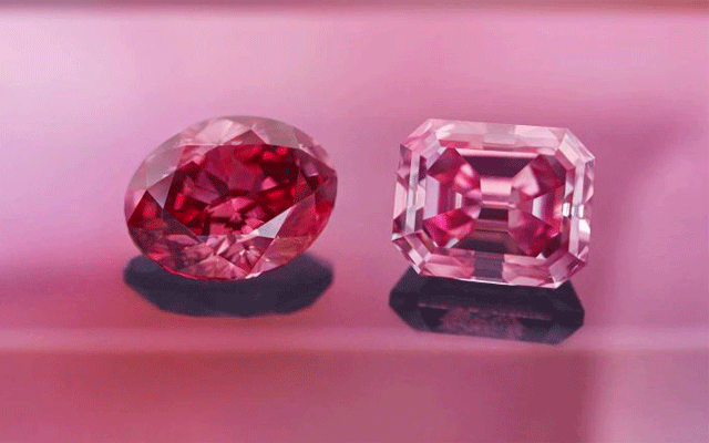 Argyle Muse and Argyle Alpha, the largest vivid pink and red diamonds ever shown in the collection. Image credit: Rio Tinto