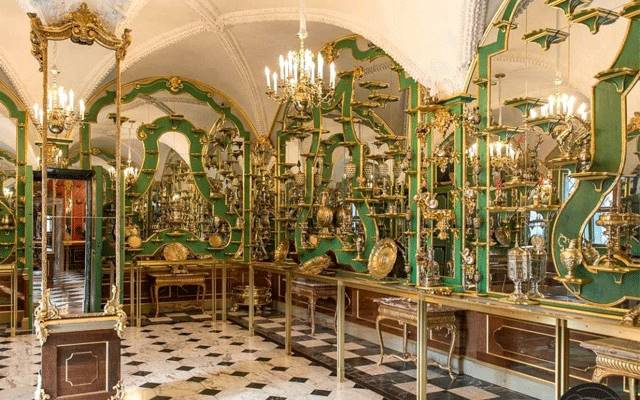 Thieves have stolen priceless jewellery from the Green Vault in Dresden Castle.