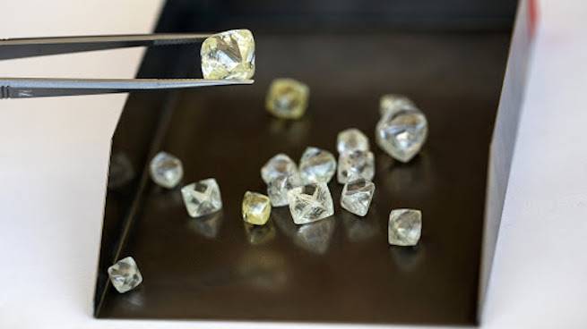 The COVID-19 pandemic has led to a 95 per cent drop in revenue for De Beers, with reports the company could change its traditional sales structure.