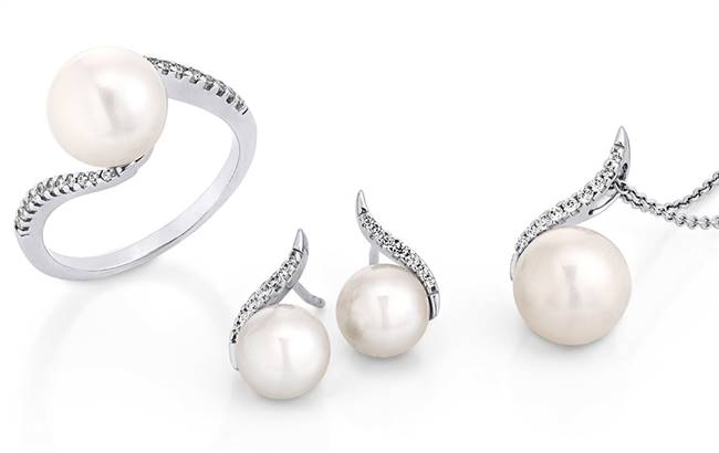 Freshwater pearl ring, with matching pendant and earrings in white gold and diamonds.