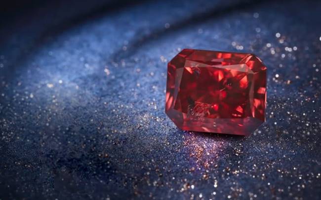 John Calleija was also the successful bidder for Argyle Bohème (Lot Number 5) a 1.01 Carat, radiant shaped Fancy Red diamond.