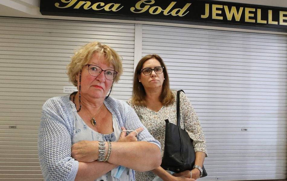 Unhappy customers outside the closed Inca Gold Jewellery in Helensvale, Queensland. Image: Gold Coast Bulletin