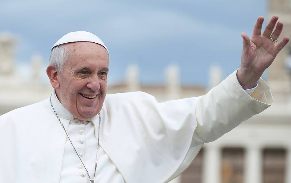 The Pope blessed a Diamond Foundry Solitaire Cross diamond in Rome, Italy on Thanksgiving Day. <b>Image:</b> Shutterstock