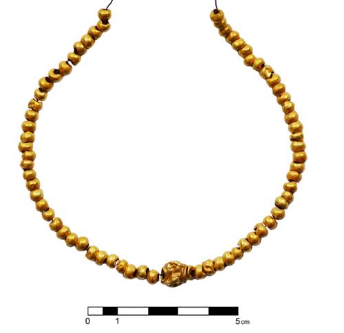 This necklace found at the site was crafted from gold beads with intricate engraving. <b>Image:</b> Peter Fischer, Teresa Bürge