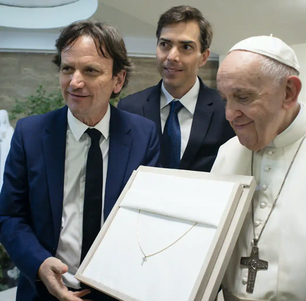 Martin Roscheisen, CEO Diamond Foundry stands alongside colleague and Pope Francis with the diamond cross. <b>Image:</b> Vrai.com