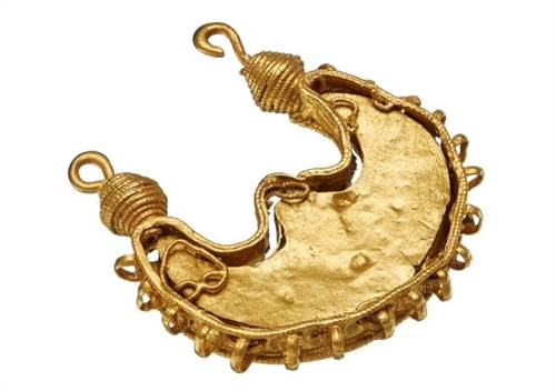 Image of the back of the earring. <b>Image:</b> Søren Greve, The National Museum of Denmark