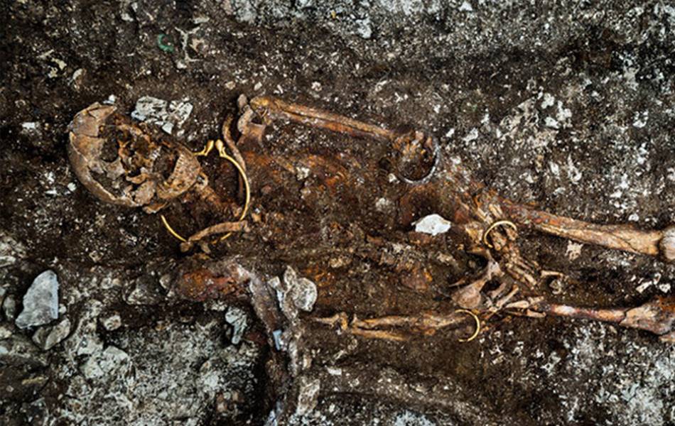  The gold necklace was found in what is believed to be a prince's 2,500-year-old grave