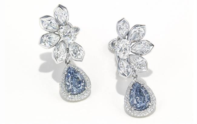 These fancy vivid blue diamond earrings each weighing 3.06-carats and 2.61-carats each, sold for just under US$7.5 million. Source: Christie