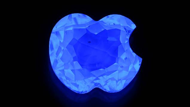 Under a long-wave UV light, the novelty cut diamond showed strong blue fluorescence. Source: Diego Sanchez.