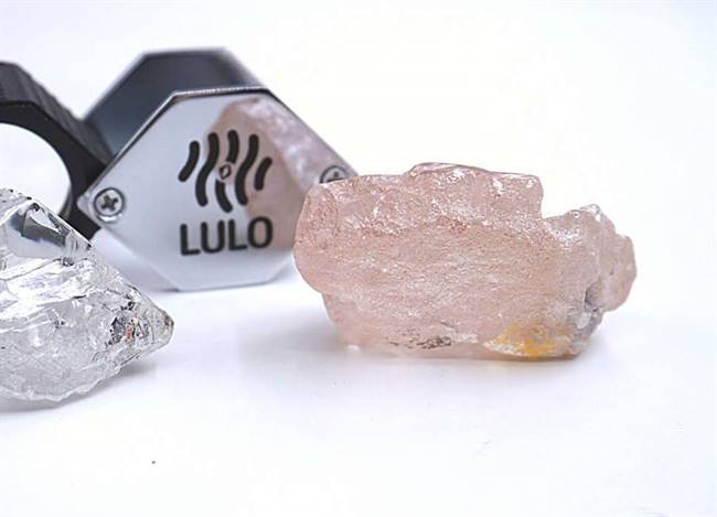 The Lulo Rose next to a white diamond rough.Source: Lucapa