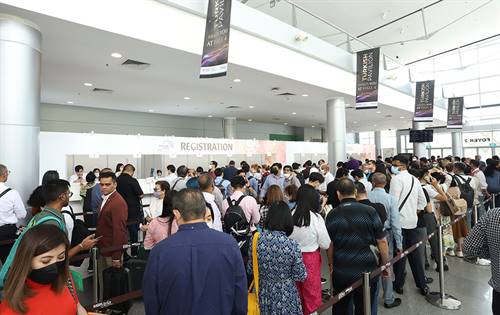 Jewellery & Gem World Singapore 2022: Registration queues Image: Informa