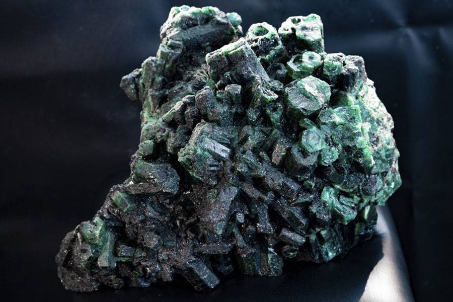 The emerald within the cluster are high quality and vivid green with varying levels of crystallisation.