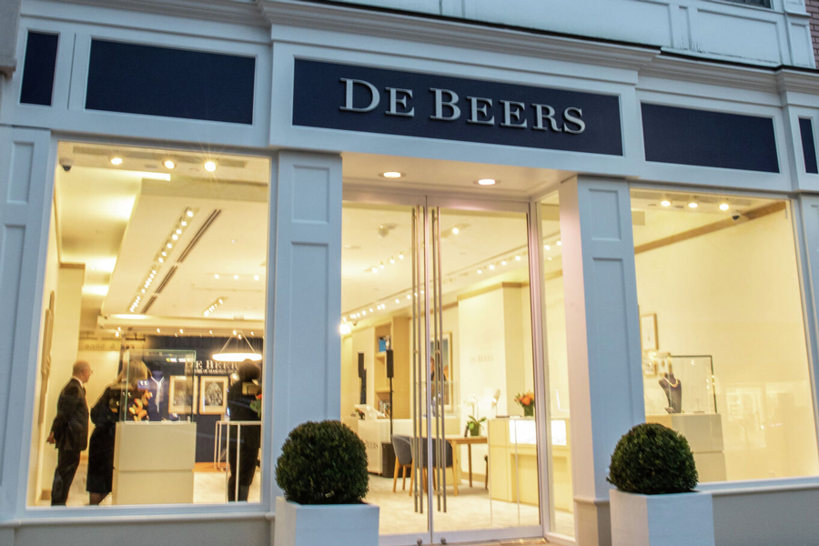 De Beers Jewellers has opened up a pop-up store in the US in a partnership with two prominent watch retailers.