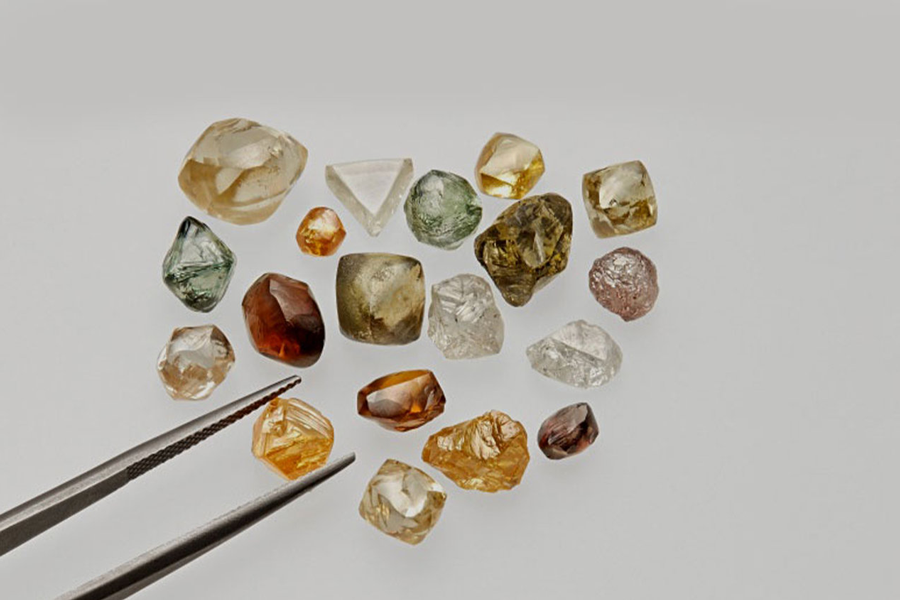 A spokesperson for De Beers said that the contracts have been extended for an additional year to accommodate sightholders amid a difficult economy.