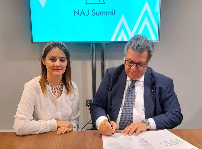 Joanna Park-Tonks of IGDA and Gaetano Cavalieri of CIBJO sign a Memorandum of Understanding at the NAJ Summit in the UK. The two organisations have agreed to work to protecting consumer confidence in all jewellery products.