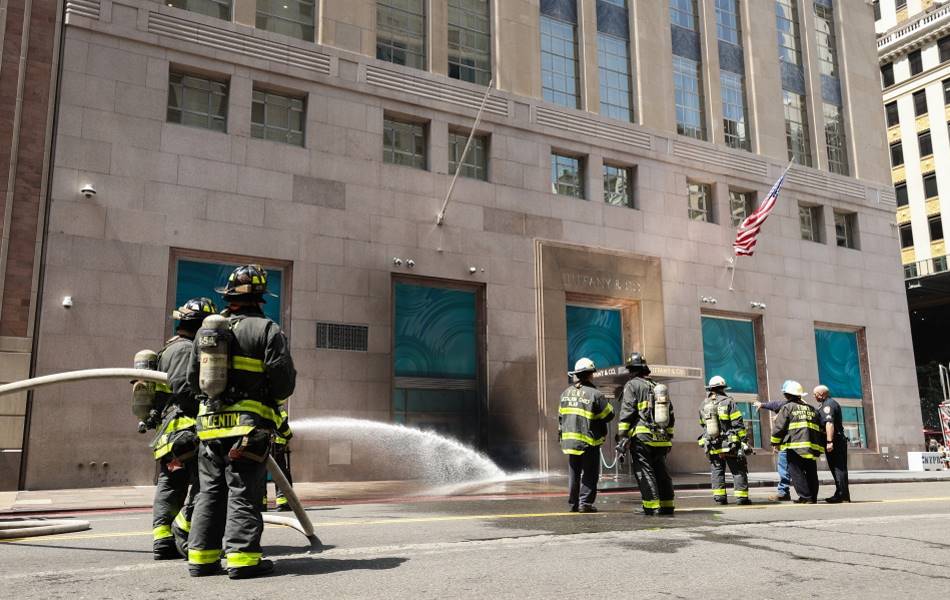 Firefighters outside Tiffany& Co's landmark store, hosing down the front entrance. | Source: Getty