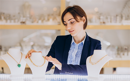 Sales dollars of precious metal jewellery without a gemstone decreased by 21 per cent compared with 2022. Silver and alternative metals jewellery decreased by 7 per cent; however, increased by 23 per cent on a two-year comparison.