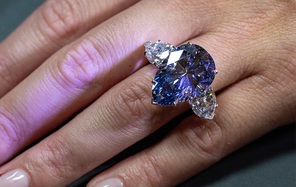 The largest internally flawless fancy vivid blue diamond to ever hit the auction block has been sold for $US43.8 million ($AU68.39 million). | Source: CNN