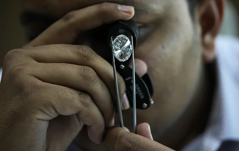 Young consumers increasingly purchase lab-created diamond jewellery due to ‘sustainable’ and ‘environmentally friendly’ manufacturing practices; however, recent media reports have raised concerns about these claims. | Source: The Associated Press