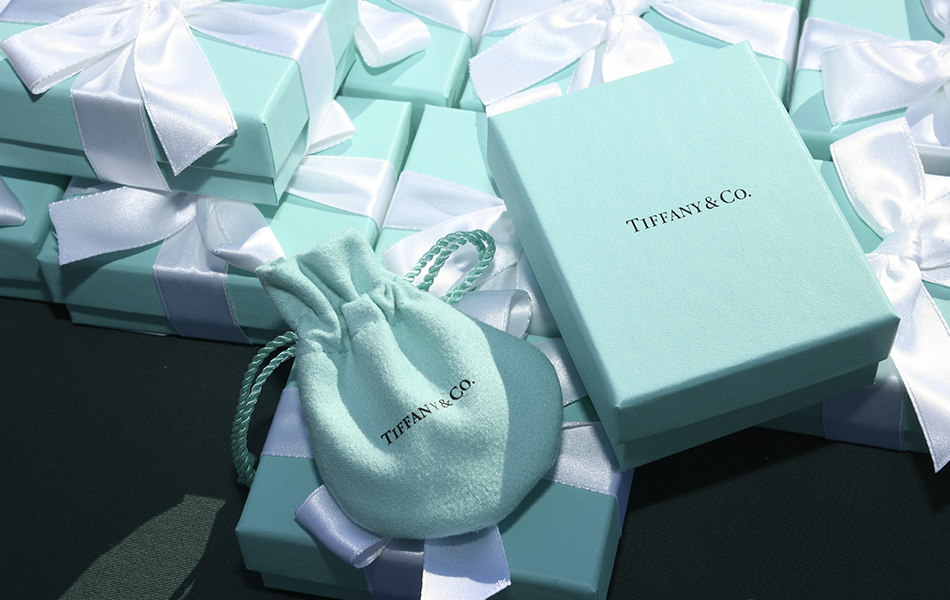 The giant US discount chain Costco is fighting the giant US jeweller Tiffany & Co, which is suing Costco for selling diamond engagement rings falsely marketed using the Tiffany name. | Source: Getty Images