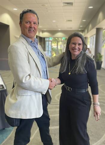 “It’s all yours baby!” New incoming president of the Opal Association Of Australia, Ruth Benjamin-Thomas of Black Opal Direct, taking over from Paul Sedawie of Seda Opals.