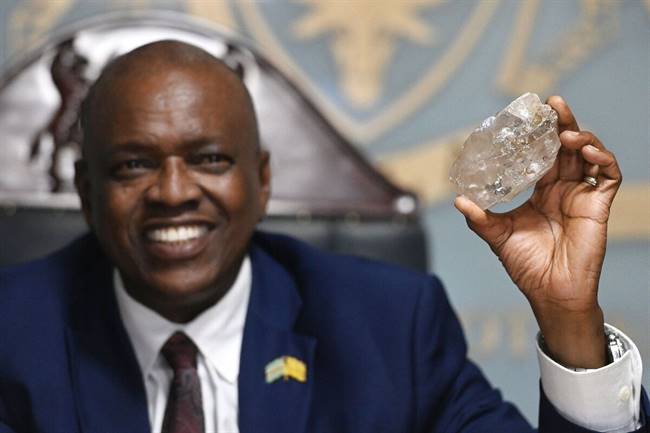 Botswana’s President Mokgweetsi Masisi holds the 2,492-carat diamond. | Source: Daily Express US