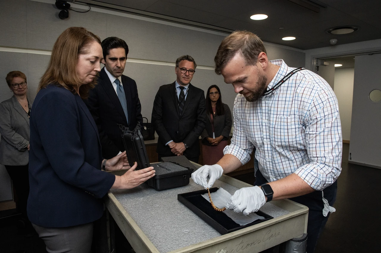 Officials of the Boston Museum of Fine Arts hand over the 2,700-year-old gold necklace to Turkish authorities at an official ceremony held at the Turkish Consulate General in Boston. | Source: Türkiye Today/AA Photo