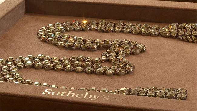 After seven minutes of bidding, the necklace returned $USD4.8 million ($AUD7.41 million). | Source: Euro News/AP