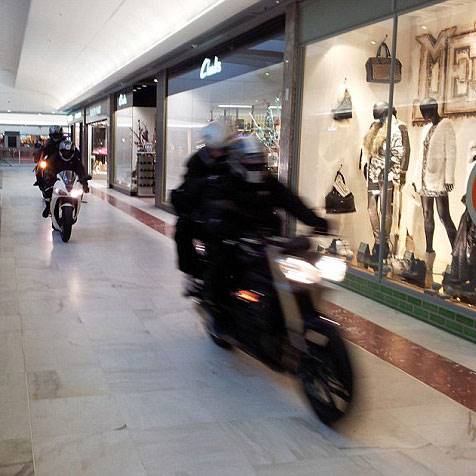 Robbers armed with axes on motorcycles raided jeweller in a shopping centre this Tuesday. 