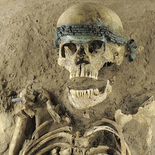 A Middle Bronze Age woman's skeleton excavated in a block. Image Credit: Daily Mail/Andrea Horentrup