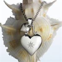 Classic heart pendant with a modern twist in Hot Diamonds