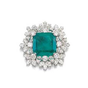 This Bulgari emerald and diamond brooch, weighing 27.57-carats, sold for CHF 877,000 (A$925,000)