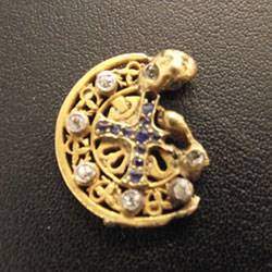 The pendant contains eight antique rose cut diamonds and 13 sapphires