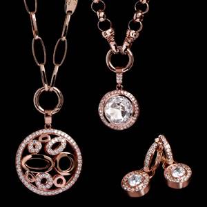 Many Kagi pieces feature interchangeable elements such as pendants, links and gemstone inserts