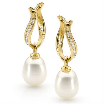 Ikecho Pearls' new gold huggie-style earrings