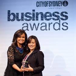 The Today Show's Lisa Wilkinson presents the retail/fashion award to Alana Chang Weirick of Moi Moi