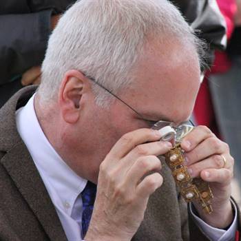 Geoffrey Munn examines jewellery on the BBC’s Antiques Roadshow