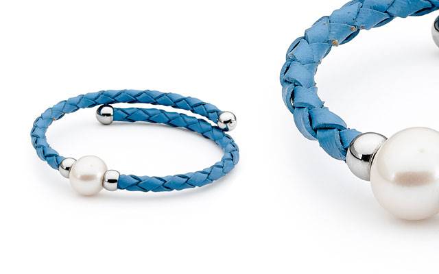 Ikecho Pearl Company's freshwater pearl light blue leather bracelet