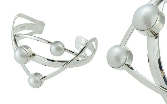 Ikecho Pearl Company's Brace Cuff