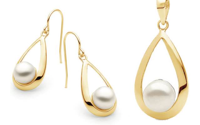 Ikecho Pearl Company’s earring and pendant set