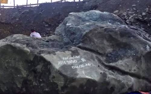 The giant gemstone was reportedly sent to China to be carved into jewellery and sculptures. Image courtesy: <a href="https://www.youtube.com/watch?v=bL99ja-0-5Q" target="_blank">Youtube/Unusual Things </a>